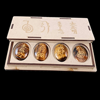 Set de cuatro piedras de reiki con caja de madera