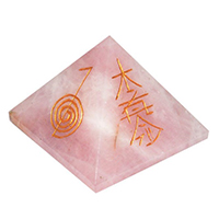 Pirámide cuarzo rosa con símbolos del reiki