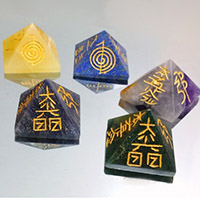 Piramide simbolos de reiki variada