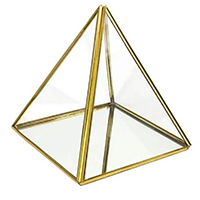 Pirámide de cristal con puerta pequeña