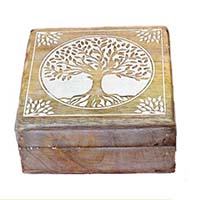 Cajita de madera grabada con símbolos